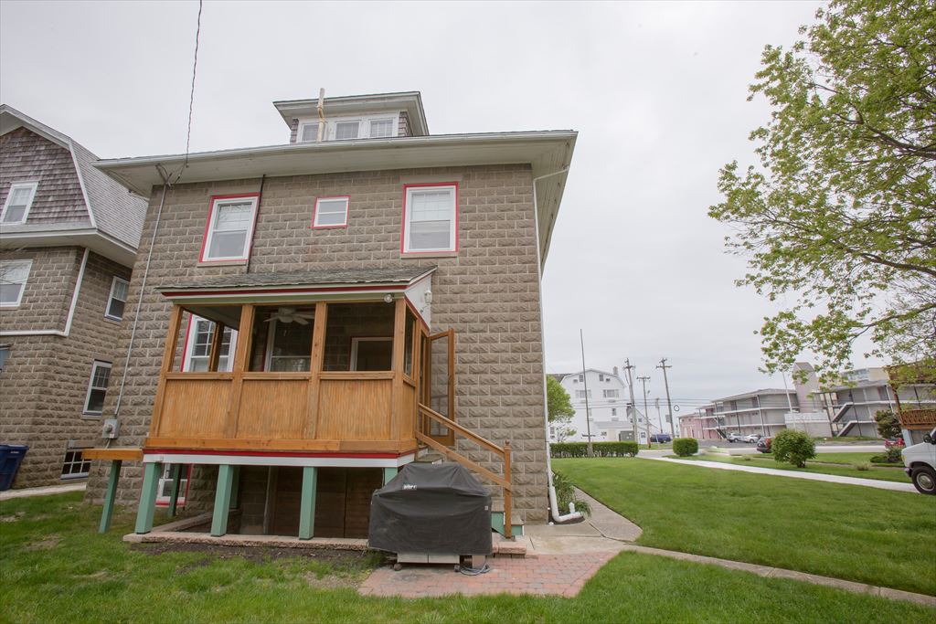 Back yard with a screened porch and grill at Sea Foam Manor, Cape May